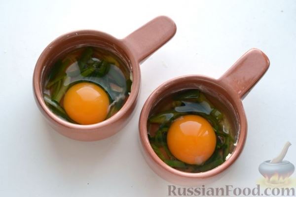 Яйца кокот с зеленью и сливками