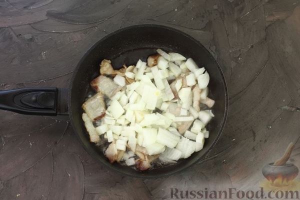 Картофель, запечённый с куриным филе, грудинкой и грибами