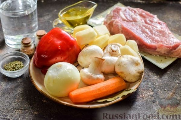 Мясо, тушенное с картофелем, болгарским перцем и грибами