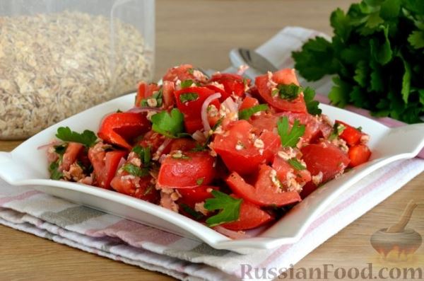 Салат из помидоров и болгарского перца с овсяными хлопьями