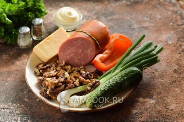 Салат с грецкими орехами и колбасой