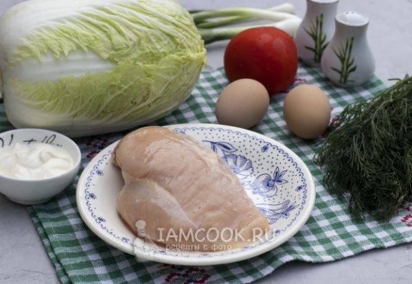 Салат с яйцами, курицей, помидором и пекинской капустой