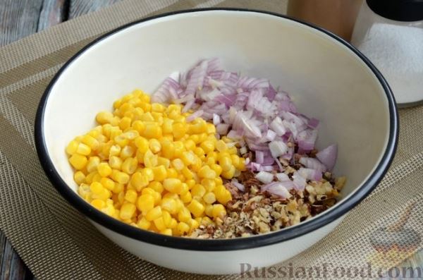 Салат с тунцом, рисом, кукурузой и грецкими орехами