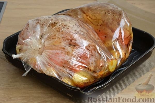 Запечённая картошка с грибами и помидорами, в рукаве