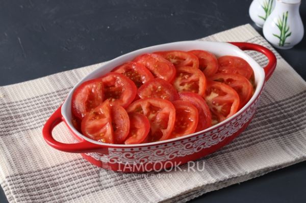 Запеканка из кабачков с курицей и помидорами