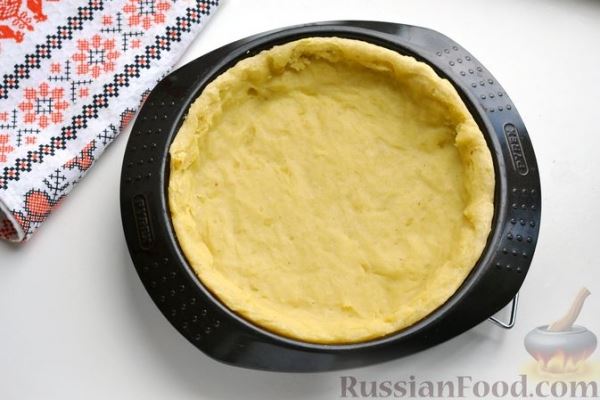 Картофельный пирог с консервированным тунцом, кукурузой и сыром