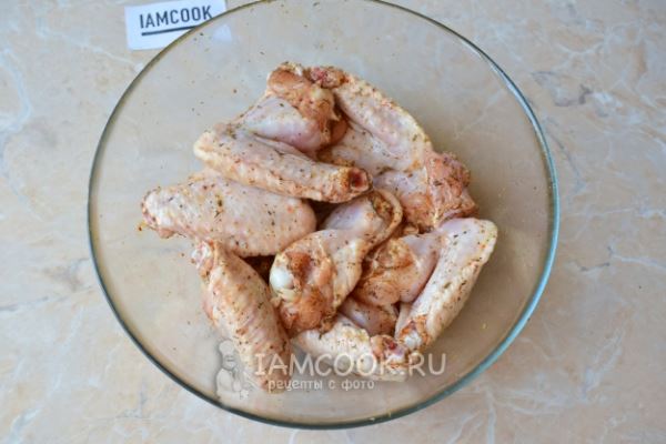 Куриные крылышки на соли в духовке