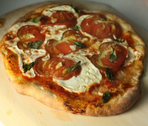 Неаполитанская пицца со свежими помидорами