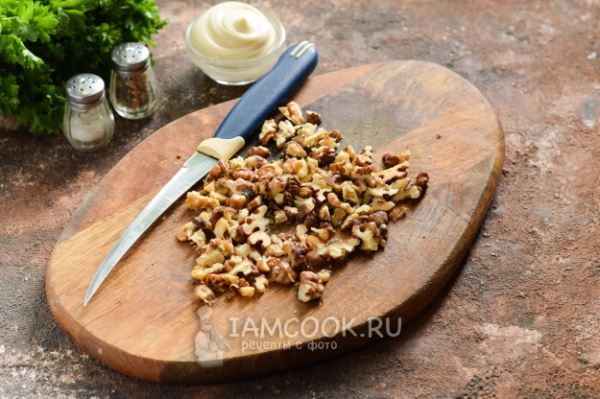 Салат с грецкими орехами и колбасой
