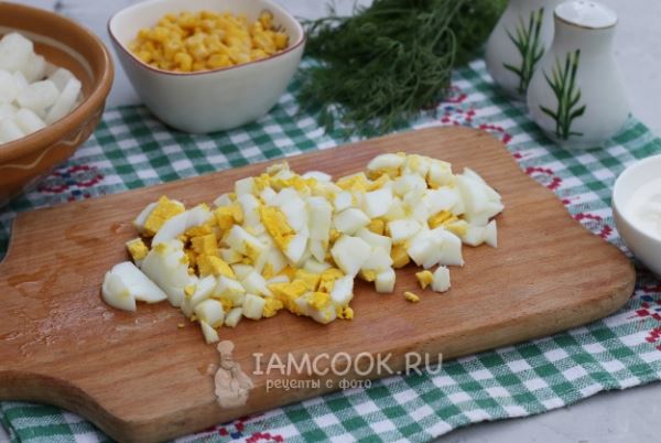 Салат с редиской, яйцом и кукурузой